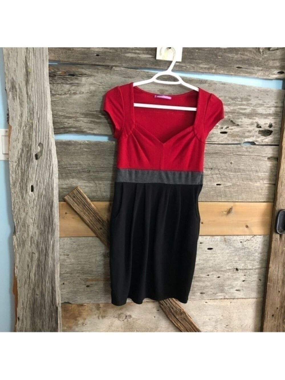 SMART Set Size XS Black/Grey/Red V-Neck Shift Dress